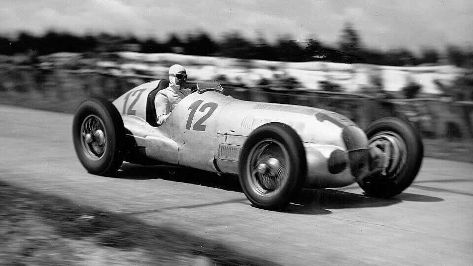 Großer Preis von Deutschland 1937, der spätere Sieger Rudolf Caracciola im Mercedes-Benz W 125, Foto: Daimler