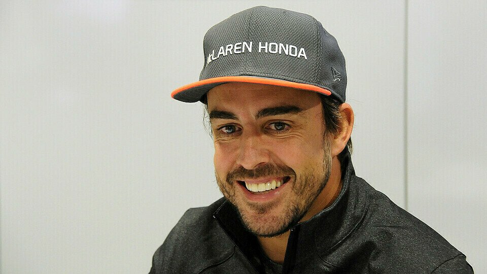Fernando Alonso wirkte nach seinem USA-Trip sichtlich glücklich, Foto: Sutton