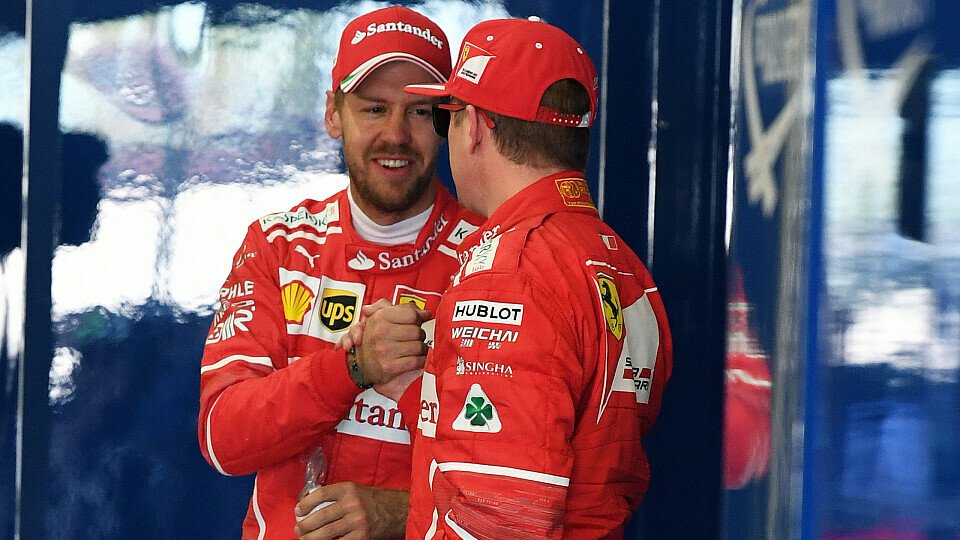 Sebastian Vettel freut sich für den Sochi-Aufschwung Ferrari-Kollege Kimi Räikkönen, Foto: Sutton