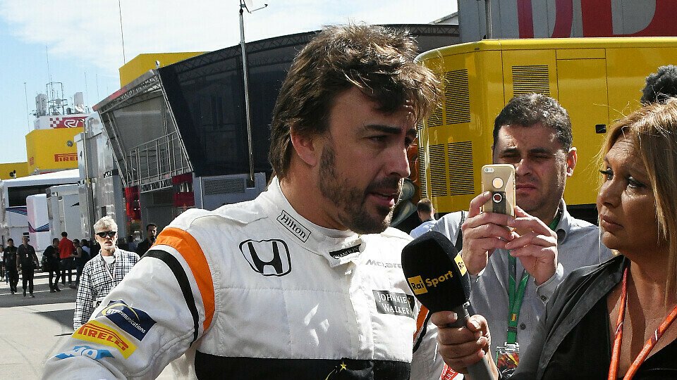 Fernando Alonso musste früh Interviews geben - weil sein Auto Mal wieder streikte, Foto: Sutton