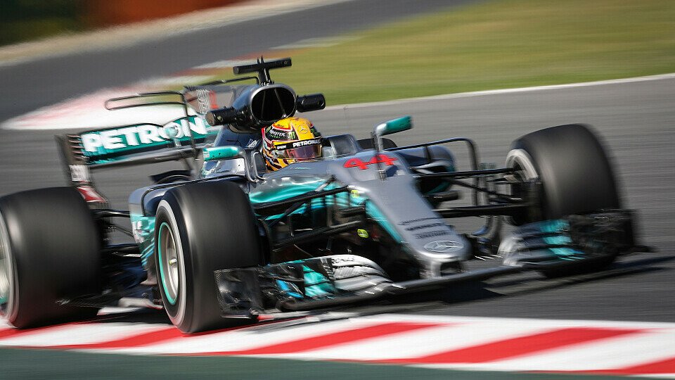 Lewis Hamilton thronte im zweiten Training in Barcelona an der Spitze, Foto: Sutton