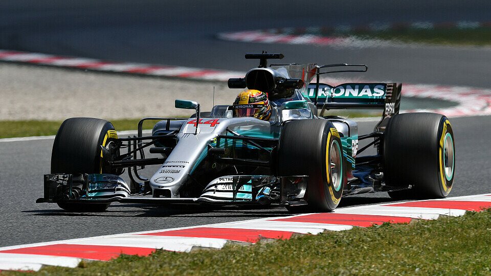Lewis Hamilton sicherte sich am Freitag in Barcelona beide Bestzeiten, Foto: Sutton