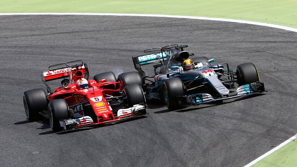 Rad an Rad: Sebastian Vettel und Lewis Hamilton im epischen Duell, Foto: Sutton