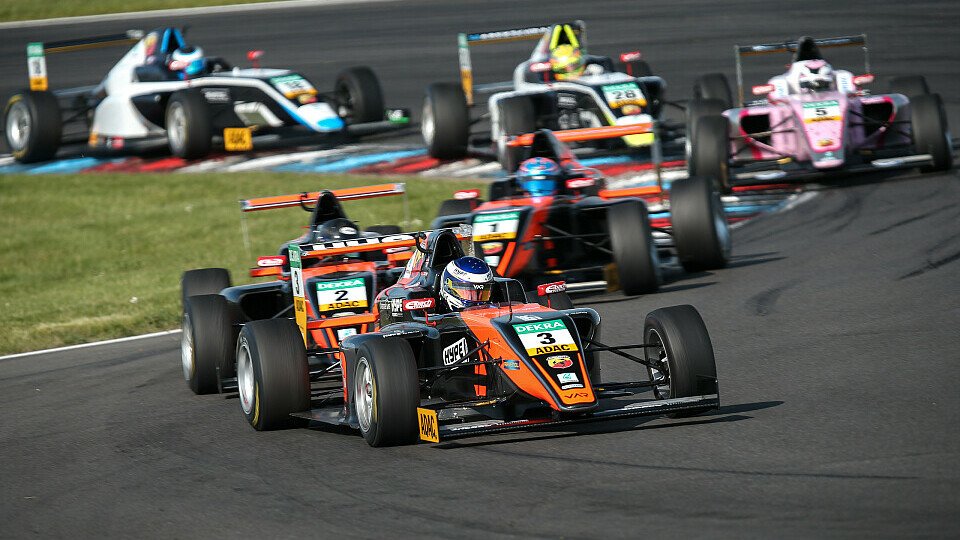Lange sah es nach einem Dreifacherfolg für Van Amersfoort Racing aus, Foto: ADAC Formel 4