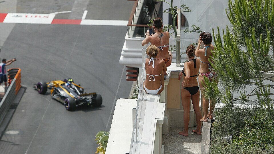 Renault war langsam genug unterwegs, dass die Mädels was zum Gucken hatten..., Foto: Sutton
