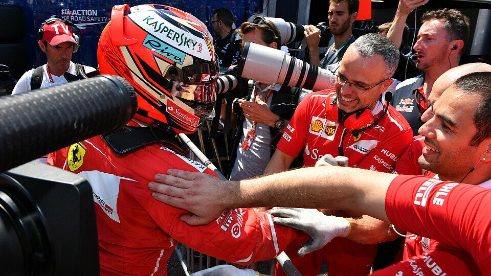 Kimi Räikkönen feiert mit der Ferrari-Crew die Monaco-Pole, Foto: Sutton