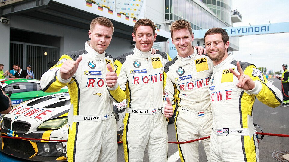Die Rowe Racing Piloten Markus Palttala, Richard Westbrook, Nick Catsburg und Alexander Sims feiern Rang zwei beim 24h-Rennen auf dem Nürburgring, Foto: 24h Nürburgring