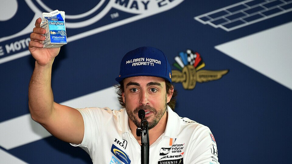 Fernando Alonso durfte sich nach dem Indy 500 über ein schönes Preisgeld freuen, Foto: Sutton
