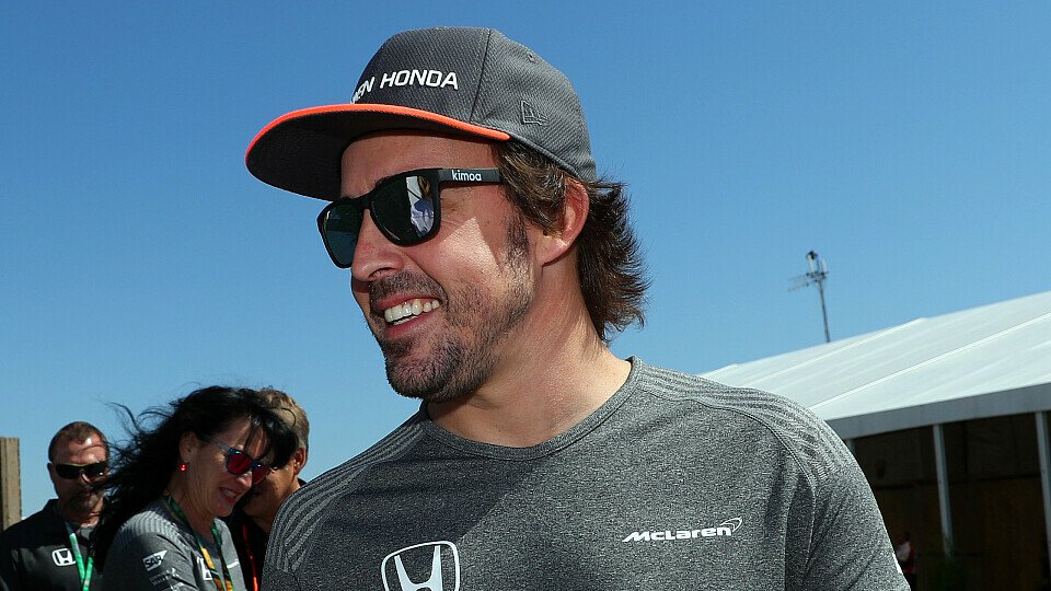 Fernando Alonso ist zurück im Formel-1-Fahrerlager, Foto: Sutton