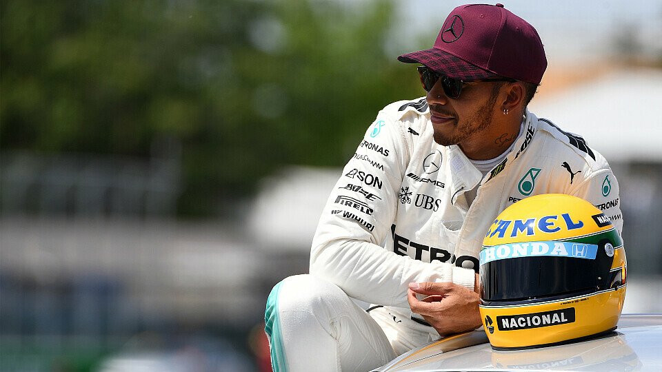 Lewis Hamilton erhielt zur Feier der 65. Pole einen Senna-Helm, Foto: Sutton