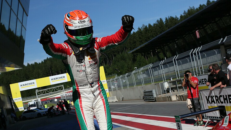 Juri Vips jubelt über seinen zweiten Saisonsieg, Foto: ADAC Formel 4