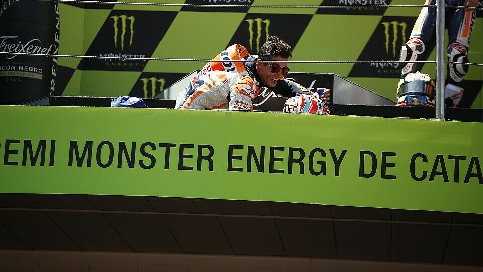 Marc Marquez blieb in Barcelona im Rennen sitzen - auf dem Podium warf er sich wieder hin, Foto: HRC