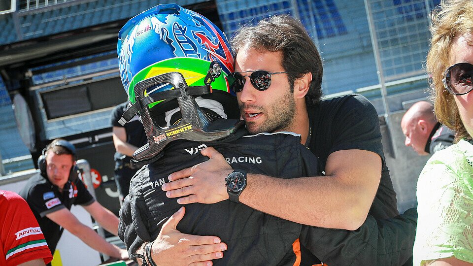 Erfolgsduo: Felipe Nasr umarmt Sieger Felipe Drugovich, Foto: ADAC Formel 4