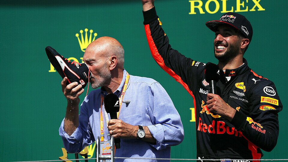 Daniel Ricciardo gönnte sich mit Sir Patrick Stewart einen Shoey, Foto: Sutton