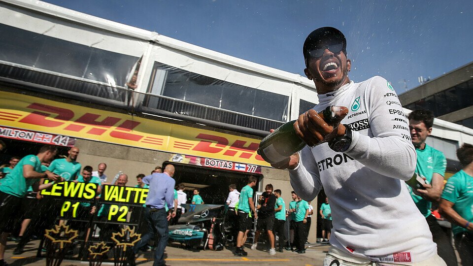 Lewis Hamilton schwebte nach seinem Sieg auf Wolke 44, Foto: Sutton
