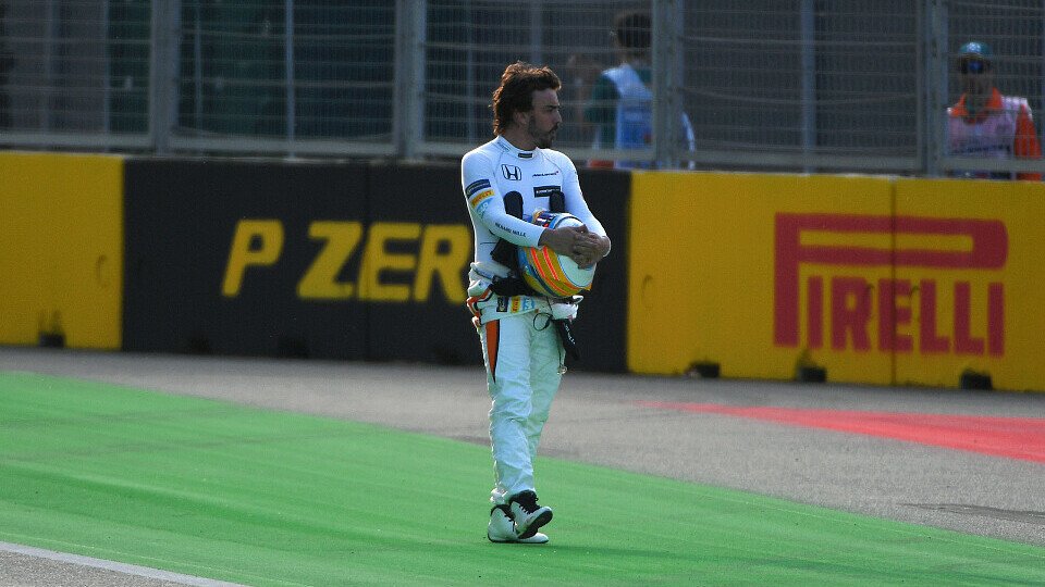 Fernando Alonso musste im 2. Training zu Fuß zurück an die Box laufen..., Foto: Sutton