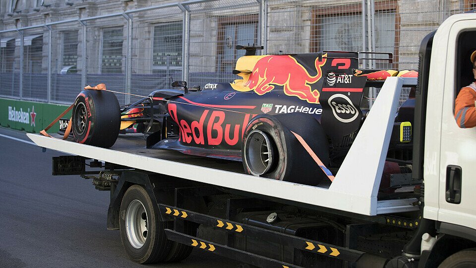 Daniel Ricciardo fühlt sich auf dem Baku City Circuit trotz seines Unfalls wohl, Foto: Mercedes-Benz
