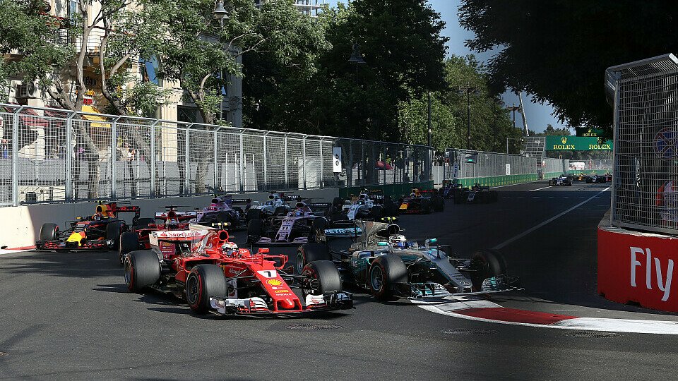 Sekundenbruchteile vor dem Crash zwischen Kimi Räikkönen und Valtteri Bottas in Baku, Foto: Sutton