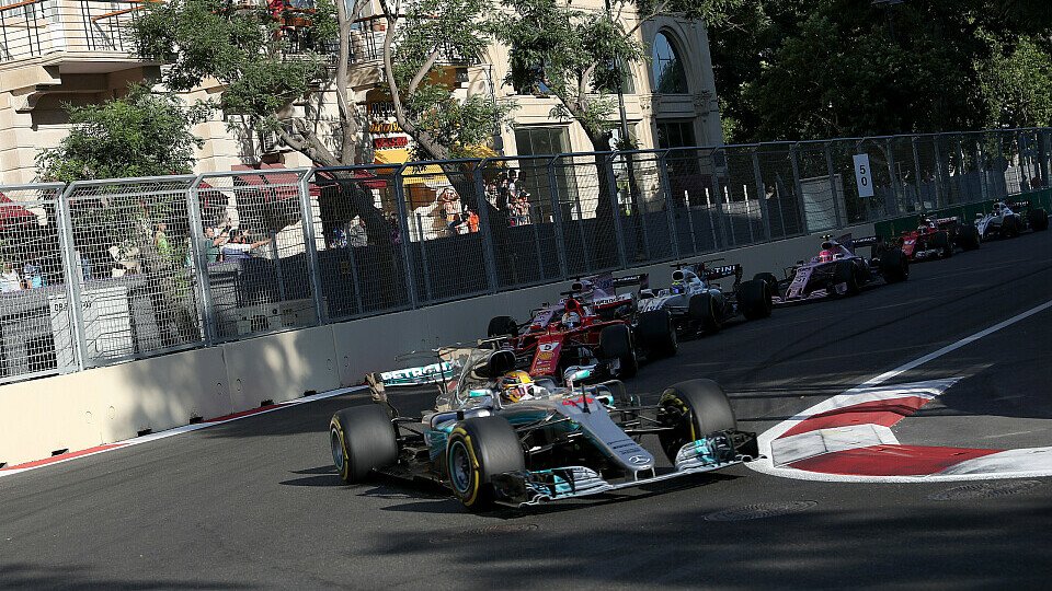 Lewis Hamilton und Sebstian Vettel mussten den Sieg beim Aserbaidschan GP Daniel Ricciardo überlassen, Foto: Sutton