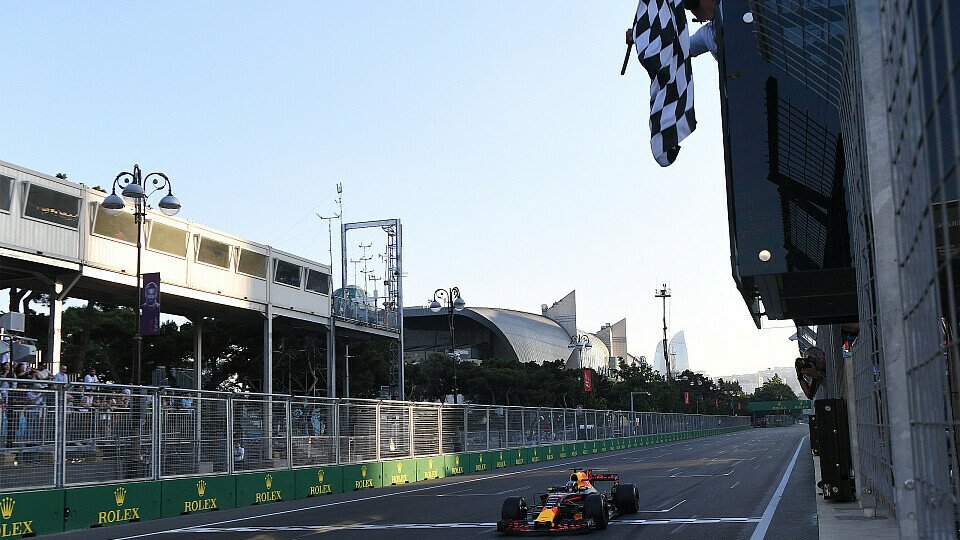 Daniel Ricciardo gewinnt in Baku, Foto: Sutton