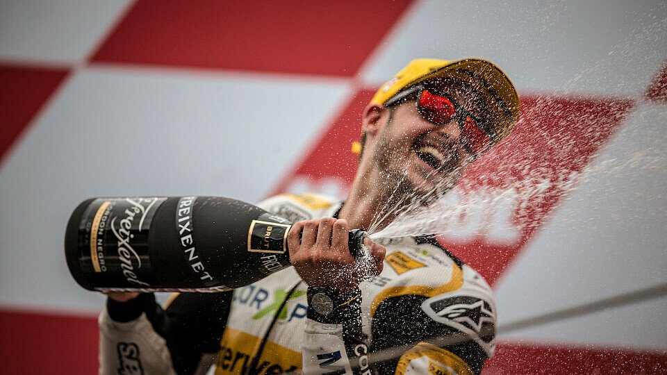 In Feierlaune: Thomas Lüthi steigt in die MotoGP auf, Foto: gp-photo.de/Ronny Lekl