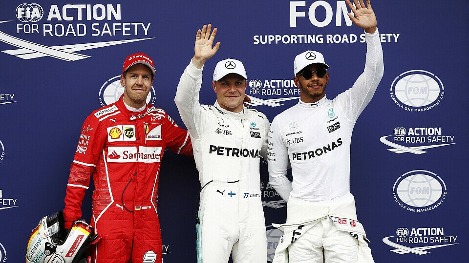 Hamilton gab Vettel die Hand - nur nicht auf Ansage des Moderators, Foto: Sutton
