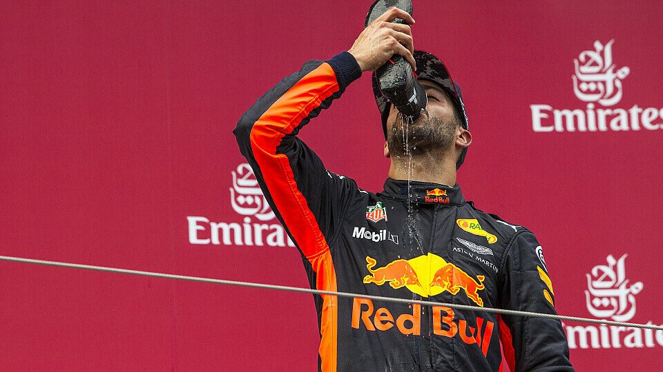 Daniel Ricciardo verschleißt momentan viele Schuhe, Foto: Sutton