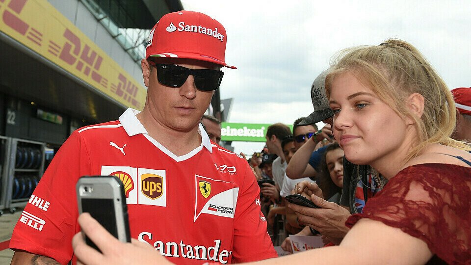Zumindest die Fans stellen Kimi Räikkönen in Silverstone keine blöden Fragen ..., Foto: Sutton