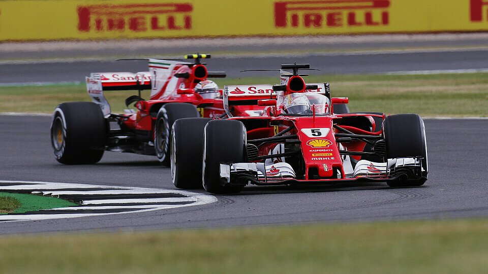 Sebastian Vettel und Kimi Räikkönen erlebten in Silverstone recht verschiedene Trainings, Foto: LAT Images
