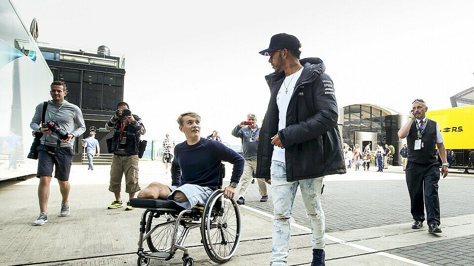 Lewis Hamilton nahm sich in Silverstone Zeit für seinen Gast Billy Monger, Foto: LAT Images