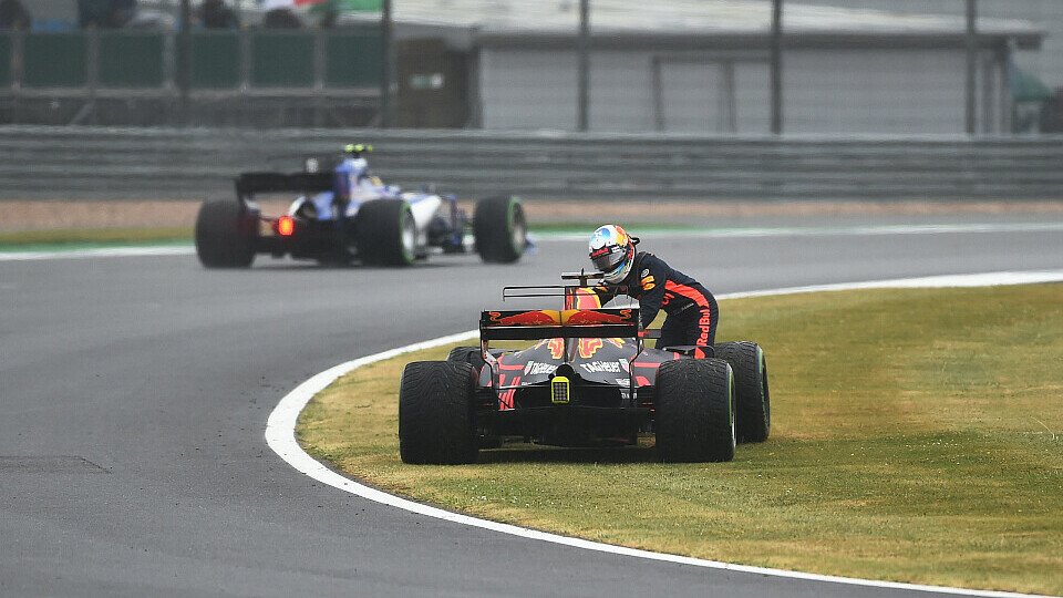 Daniel Ricciardo lässt sich die Stimmung trotz technischen Problemen in Silverstone nicht verderben, Foto: Sutton