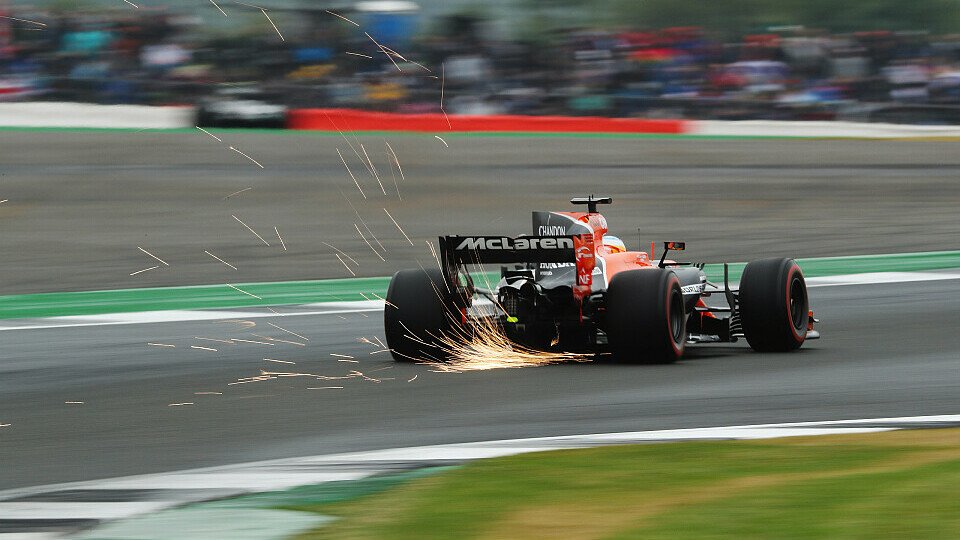 Fernando Alonso sorgt in Silverstone für die erste McLaren-Bestzeit seit 2013, Foto: LAT Images