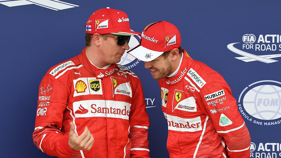 Erklärt Kimi Räikkönen Ferrari-Kollege Sebastian Vettel hier seine schnelle Runde?