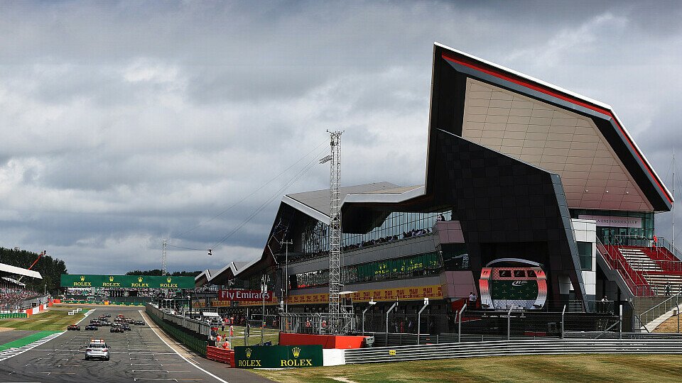 Der neue Asphalt auf der F1-Strecke von Silverstone soll die Strecke schneller machen, Foto: LAT Images