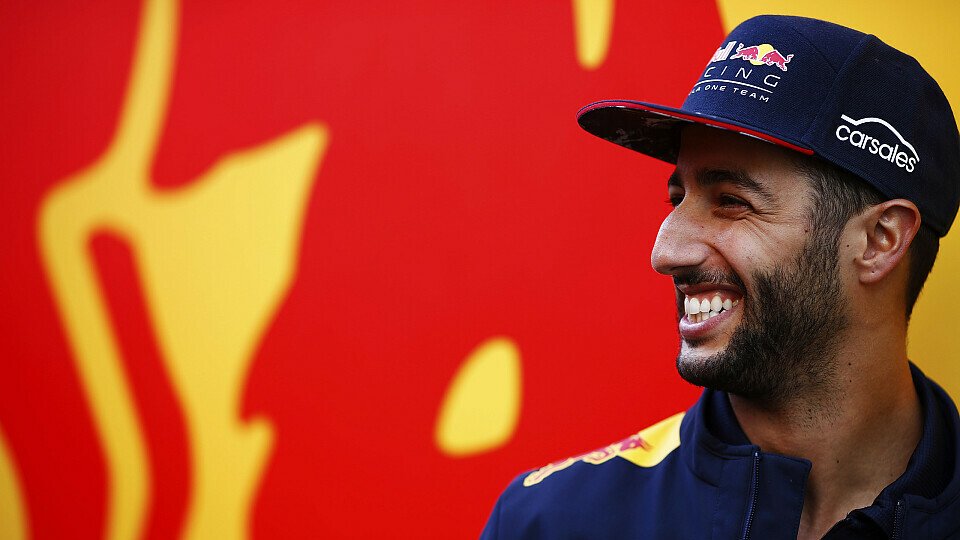 Grinst Daniel Ricciardo 2019 in Mercedes-Silber?, Foto: LAT Images