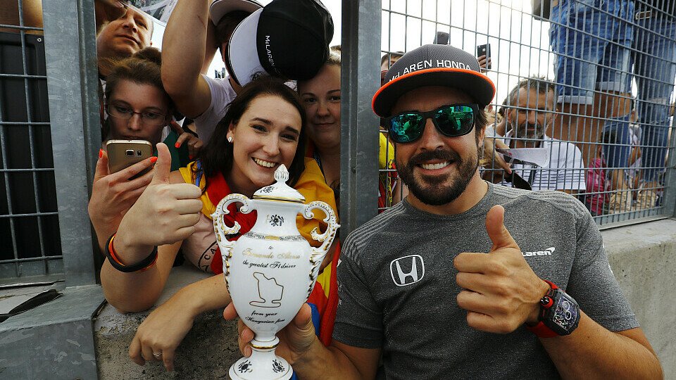 Einen kleinen Pokal sicherte sich Alonso in Ungarn schon, Foto: LAT Images