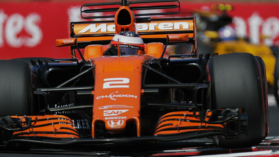 Stoffel Vandoorne startet auch 2018 für McLaren, Foto: LAT Images