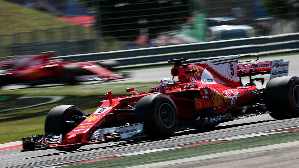 Sebastian Vettel gewinnt den Ungarn GP trotz Lenkrad und mit Räikkönen, Foto: Sutton