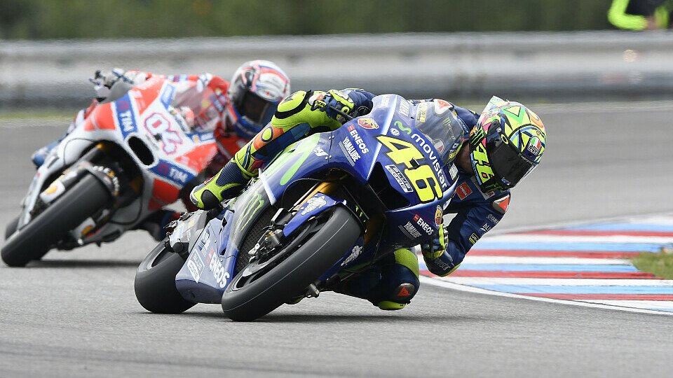 Valentino Rossi musste sich nach seinem Stopp wieder nach vorne kämpfen, Foto: Yamaha