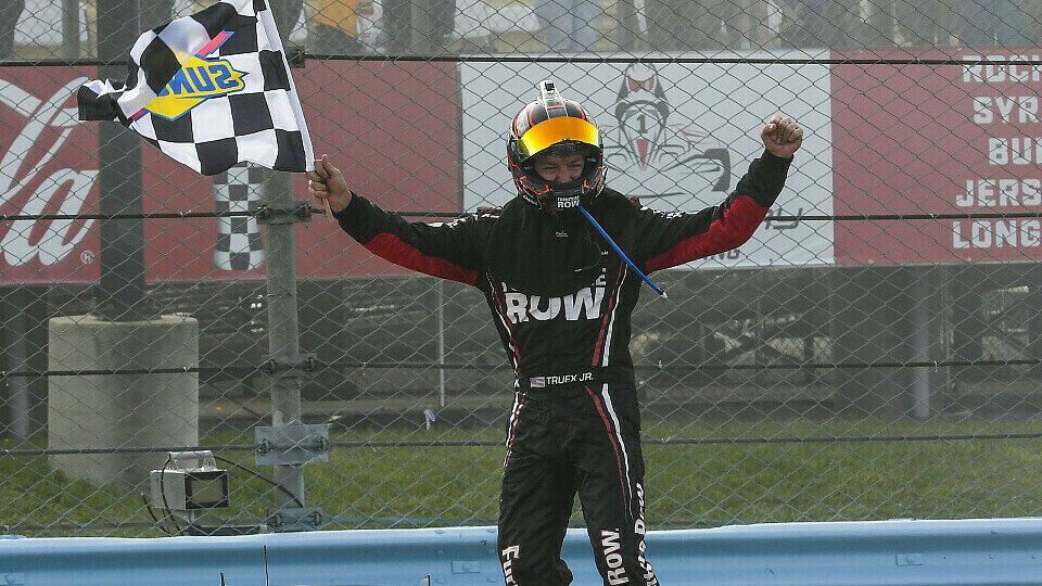 Erster Sieg für Martin Truex Junior auf dem Road Course in Watkins Glen, Foto: LAT Images