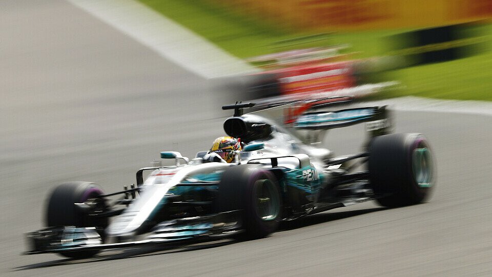Lewis Hamilton sieht die rote Gefahr durch Sebastian Vettel kommen, Foto: Sutton