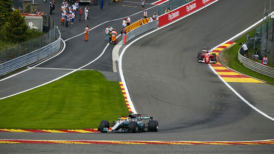 In Spa bläst Sebastian Vettel zur Aufholjagd gegen Lewis Hamilton, Foto: LAT Images
