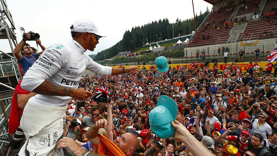 Lewis Hamilton lässt sich nach dem Sieg in seinem 200. F1-Rennen feiern, Foto: LAT Images