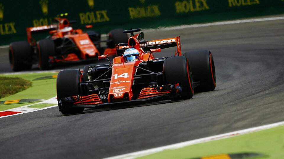 In Monza bekommt Fernando Alonso insgesamt 35 Strafplätze aufgebrummt, Foto: LAT Images
