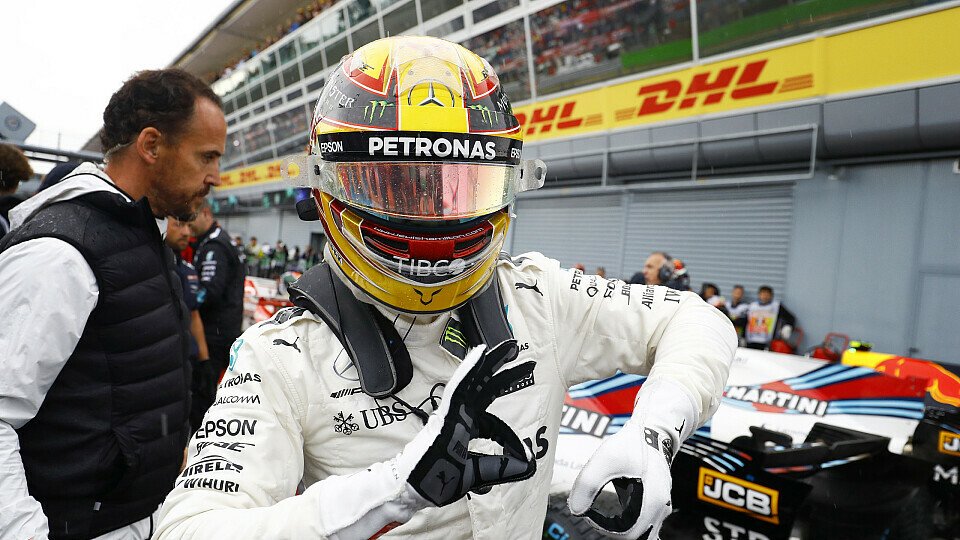 69 Poles! Ob sich Lewis Hamilton die Pose spontan ausgedacht hat?, Foto: LAT Images