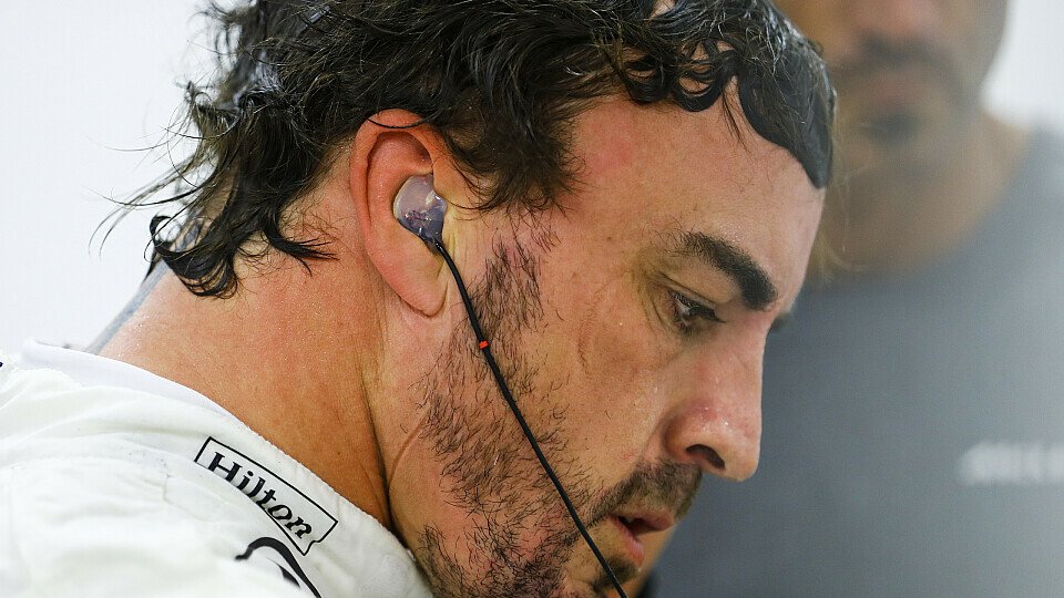 Fernando Alonso hatte große Hoffnungen, als er am Start von der Verstappen-Vettel-Kollision erwischt wurde, Foto: LAT Images