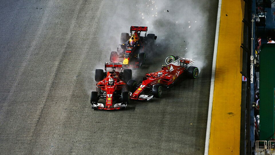 Max Verstappen, Sebastian Vettel und Kimi Räikkönen kamen nach ihrem Crash in Singapur ungescholten davon, Foto: LAT Images