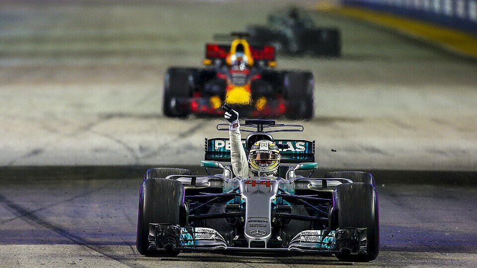 Lewis Hamilton löste in Singapur seinen Gurt, um mit den Fans zu feiern. Legitim?, Foto: LAT Images