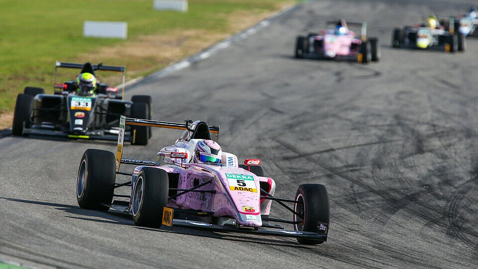 Lirim Zendeli siegte in Rennen 2 vor Jonathan Aberdein und Sophia Flörsch, Foto: ADAC Formel 4