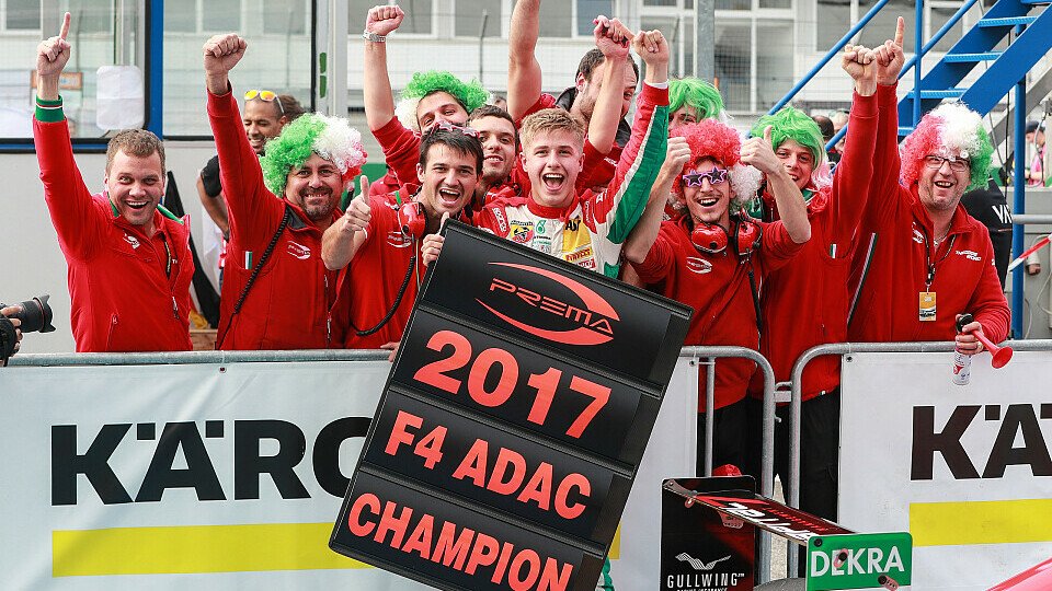 Happy End: Juri Vips mit dem Prema Powerteam, das auch die Teamwertung 2017 gewonnen hat, Foto: ADAC Formel 4